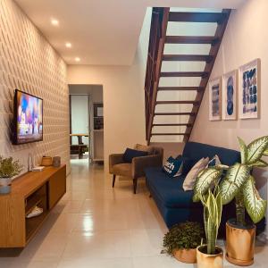 塔曼达雷Bangalô 39的客厅设有蓝色的沙发和楼梯。