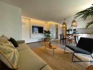圣苏珊娜SeaHomes Vacations - MARINA BOUTIQUE design的客厅配有沙发和桌子