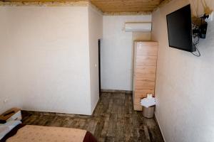 穆里吉奥尔Pescarul Deltei的一间设有一张床和墙上电视的房间