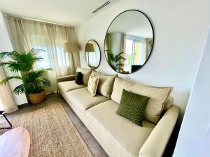 圣苏珊娜SeaHomes Vacations - MARINA BOUTIQUE design的客厅配有白色沙发和镜子
