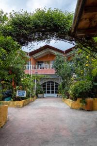 帕纳哈切尔Hotel & Restaurante Hanna Resort的一座树木繁茂的房子