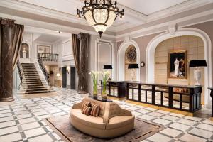 圣塞瓦斯蒂安Hotel Maria Cristina, a Luxury Collection Hotel, San Sebastian的中间设有一张沙发的大型大堂