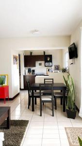 克萨尔特南戈Paseo de la Arboleda apartamento的一间带桌椅的客厅和一间厨房