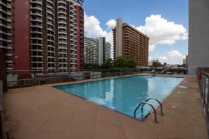 巴西利亚Garvey Park Hotel的一座大型游泳池,位于一座高楼内