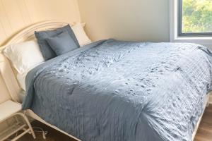 大西洋滩Southwinds C8的一间卧室配有一张带蓝色棉被的床
