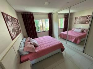 伊瓜苏Family Comfort, Casa residencial Aconchegante的一间卧室配有两张床和镜子