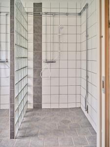 韦纳穆Herrestad Bed & Guestroom的带淋浴的浴室和白色瓷砖墙壁