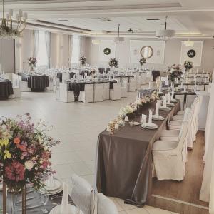 贾科沃达科沃酒店的宴会厅配有白色的桌子和白色的椅子