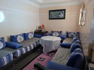 沃利迪耶Kasba的客厅配有沙发和桌子