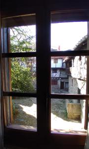 拉阿贝尔卡Casa Rural Espeñitas的开放式窗户,享有从里面看到的建筑的景色