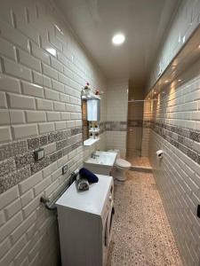 贝贾亚Kahina loft的客房内设有带水槽和卫生间的浴室