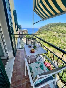 克里日亚艾弗塔卡梅瑞尔特拉兹酒店的一个带桌椅的海景阳台