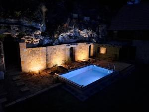DubáChalupa Zátyní - celý objekt的石墙洞内的游泳池