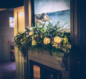 贝尔法斯特Sheddington Manor - 2 Bedroom Guest House & Cinema的墙上一束鲜花