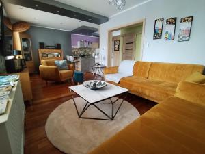 布尔日APPARTEMENTY COCO GUILBEAU的客厅配有沙发和桌子