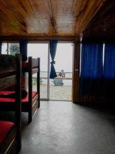 米卡Hostal Sierra Minca的客房设有两张双层床和一扇窗户。