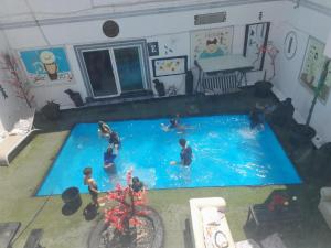 提瓦坎departamento amplio el molino的一群人在大型游泳池里