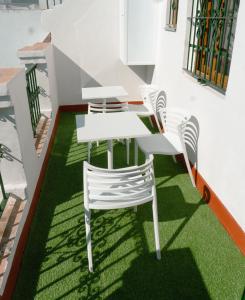 塞维利亚拉班达亚屋顶青年旅舍的草地上桌椅