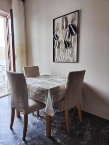 坎诺比奥Residenza Il Gabbiano 3的餐桌、椅子和墙上的绘画