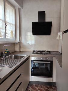 坎诺比奥Residenza Il Gabbiano 3的厨房配有炉灶、水槽和水槽。