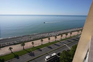 巴统RUMI Hotel的从大楼内可以欣赏到海滩和水景