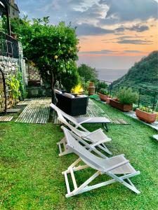 克里日亚艾弗塔卡梅瑞尔特拉兹酒店的两把白色草坪椅,坐在草地上