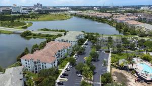 奥兰多Vista Cay Resort的享有河流和建筑的城市空中景致