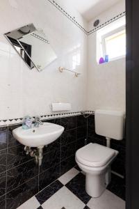 科佩尔Villa Andrea的白色的浴室设有卫生间和水槽。