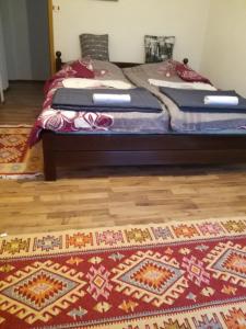 维索科Privatna kuca- Malina的一间卧室设有两张床,铺有木地板。