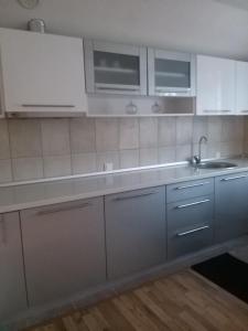 维索科Privatna kuca- Malina的厨房配有白色橱柜和水槽