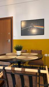 雅典Athenian Vintage Style 2 bdr apartment的一间会议室,配有桌椅和彩虹