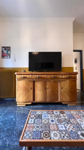 雅典Athenian Vintage Style 2 bdr apartment的客厅设有大型木制娱乐中心,配有平面电视