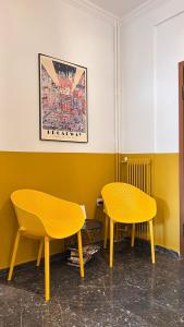 雅典Athenian Vintage Style 2 bdr apartment的两个黄色的桌子和椅子