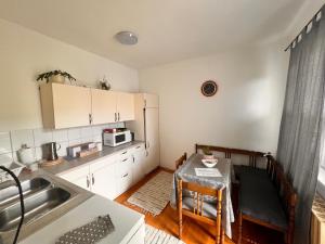 根尼斯迪亚斯Bem Apartman的一个带桌子和水槽的小厨房