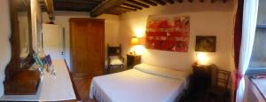 切奇纳谷新堡Podere Pian di Cava的一间房间,里面设有一张白色的床