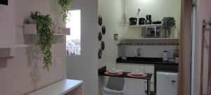 库尼亚Hospedagem Quarto Chic centro Cunha的厨房配有水槽和台面