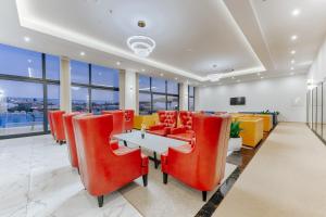 多布拉沃达Hotel BH的一间用餐室,配有红色的椅子和桌子
