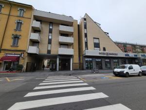 米兰San Siro Terrace Attic Apartment Milano的建筑物前的一条街道上的人行道