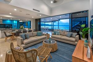 汉密尔顿岛Edge 16 Waterfront Luxury Property - Golf Buggy & Valet Service的带沙发、椅子和桌子的客厅