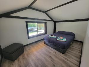 雷夫尔斯托克Noah's Ark Campground的小房间设有床和窗户