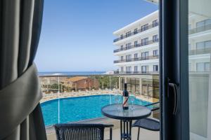 多布拉沃达Hotel BH的从酒店客房可欣赏到游泳池的景色