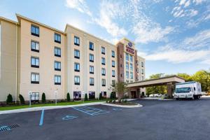 PiedmontComfort Suites Greenville South的停泊在停车场的卡车的酒店