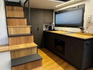 SalzhemmendorfSea Side Tiny House London的厨房设有木台和窗户。