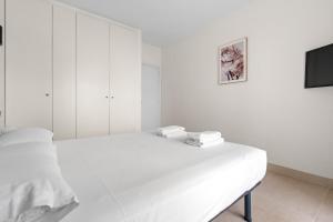 艾姆布里亚布拉瓦Apartamento WELCS EMP 093 con vistas al Canal的一间白色卧室,配有床和电视