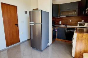 洛泽内茨Seagarden Villa Resort / Villa Dimar 2C的厨房配有不锈钢冰箱