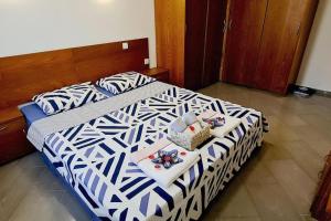 洛泽内茨Seagarden Villa Resort / Villa Dimar 2C的一张带黑白棉被的床,带一个糕点盘