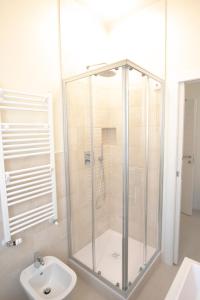 佩罗Maison SINDBAD的带淋浴和盥洗盆的浴室