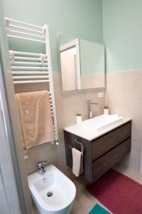佩罗Maison SINDBAD的一间带水槽和镜子的浴室