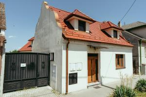 ŠaštínLuxury style apartment的白色的房子,有红色的屋顶和门