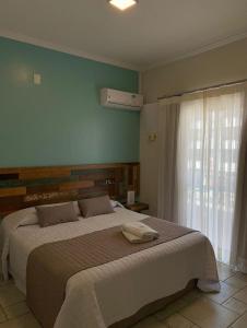 贝卢港沃贾克斯旅馆的一间卧室设有一张大床和一个窗户。